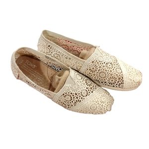 TOM'S Lace Ivory Classic Flats in Size 5.5.
